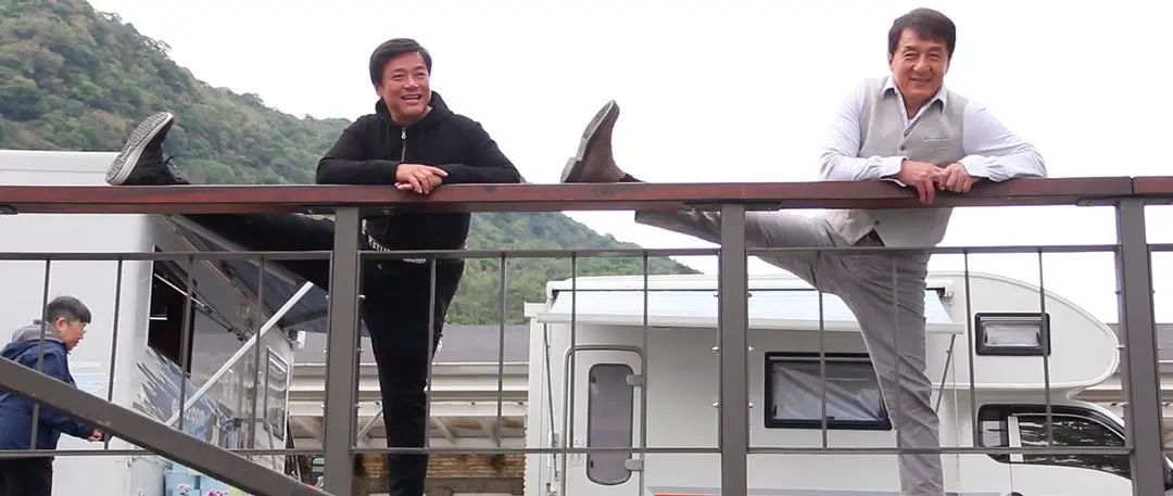 杨洋成龙急先锋跳舞,急先锋发布会杨洋和成龙坐在一起