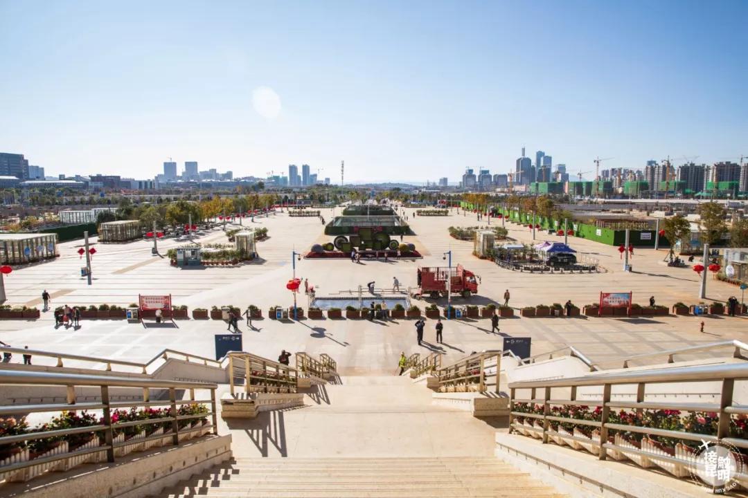 直击春运首日各地出行现场,春运首日直击带上祝福温暖回家