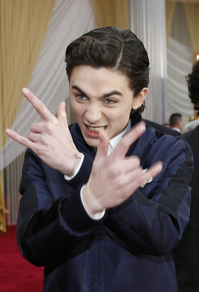 24岁甜茶表情包来袭，穿深蓝色套装，笑容又软又甜