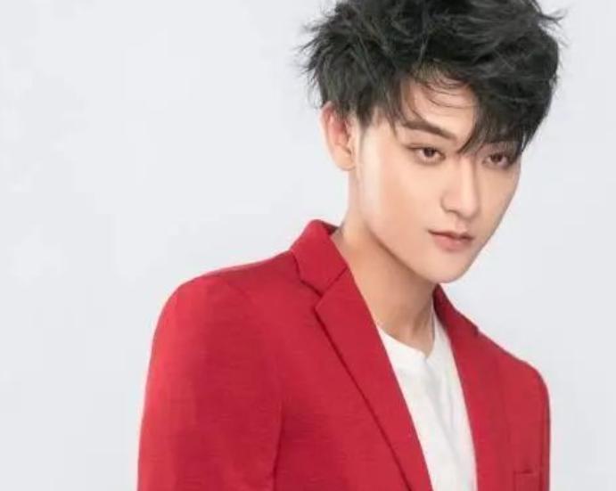 男人40岁穿什么颜色显年轻,男人不管穿啥建议少挑这2种颜色