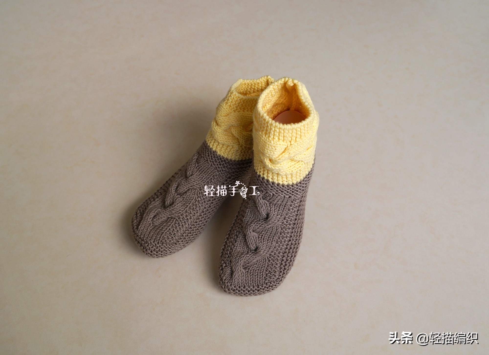 蓝颜色麻花式的地板袜编织教程,手工编织两边麻花地板袜视频教程