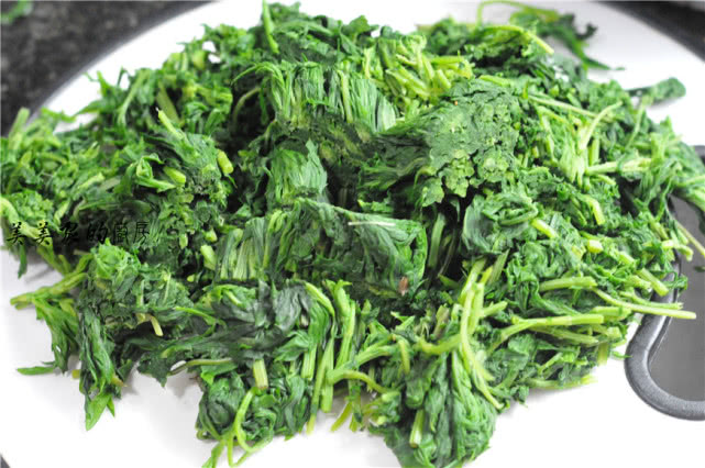 这菜农村到处都是,人称“百草之王”,4月最鲜嫩,做馒头特香!