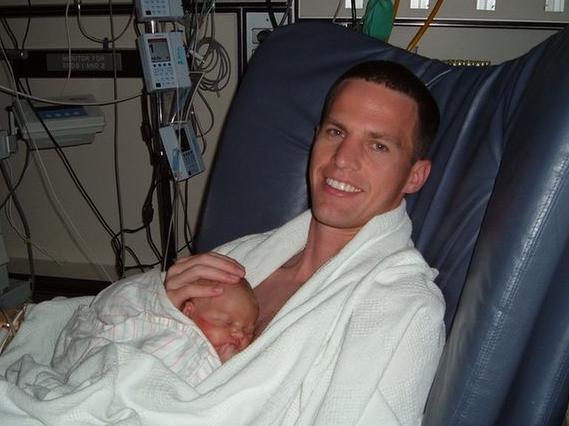 医院要求早产宝宝袋鼠式护理,早产宝宝袋鼠抱妈妈要穿内衣吗