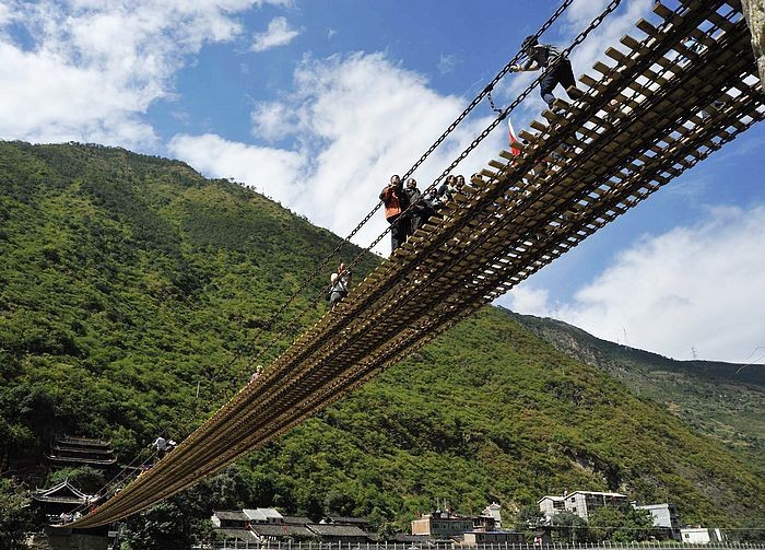 泸定桥上的铁索铁环是怎么悬空的,泸定桥铁环与铁环之间怎么连接的