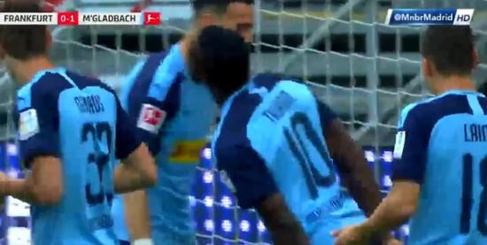 多名球员进球后拥抱亲吻,激动心情难以抑制?德国官员:建议红牌