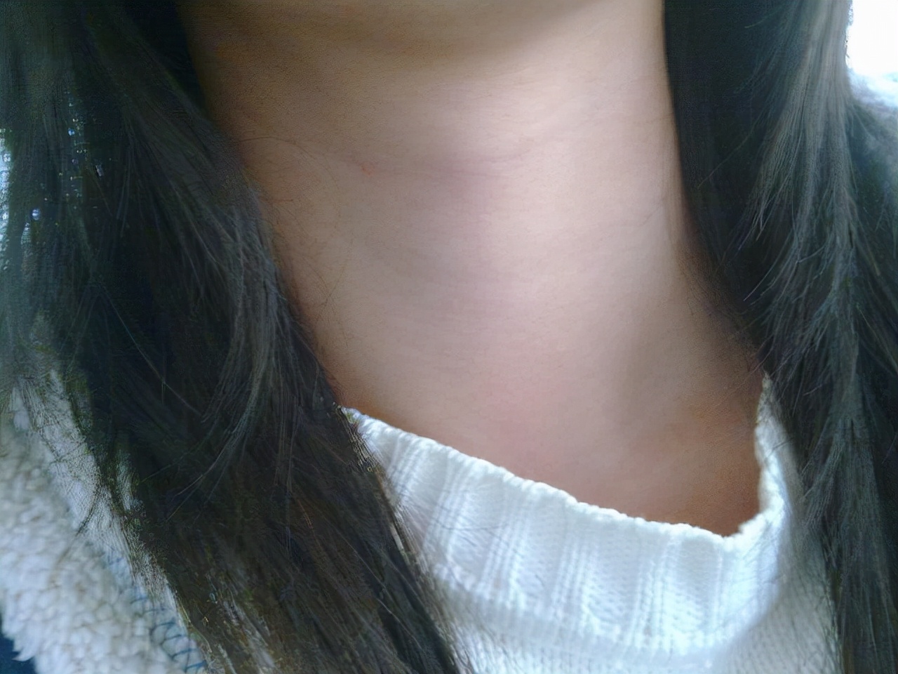 男生喉结看不出来怎么回事,关于男生喉结不能摸的小视频