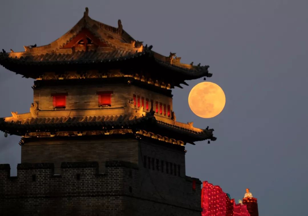 今夕元宵灯火依然通明,元宵佳节灯火明家家户户庆团圆