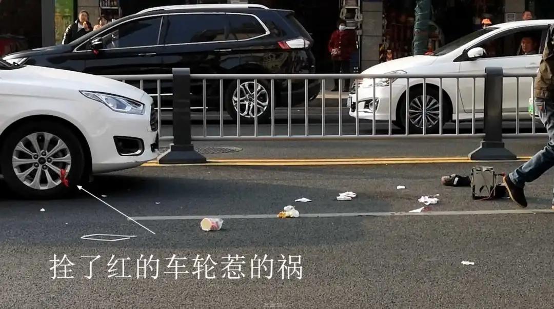 南充一小车被撞得四脚朝天,南充一辆客车被撞翻