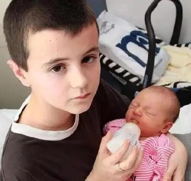 13岁男孩喜当爹11年后的现状,13岁喜当爹的男孩现状