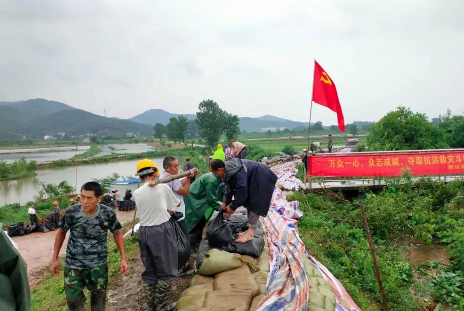 寒夜中有你们逆风而行的身影,逆风而行风雨中的身影
