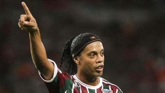 小罗巅峰时期一挑7大巨星,小罗的能力在足坛能排到多少