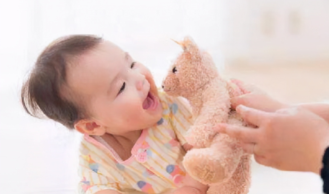 给宝宝拍嗝过程中吐奶怎么回事,给宝宝拍嗝时吐奶应该怎么办