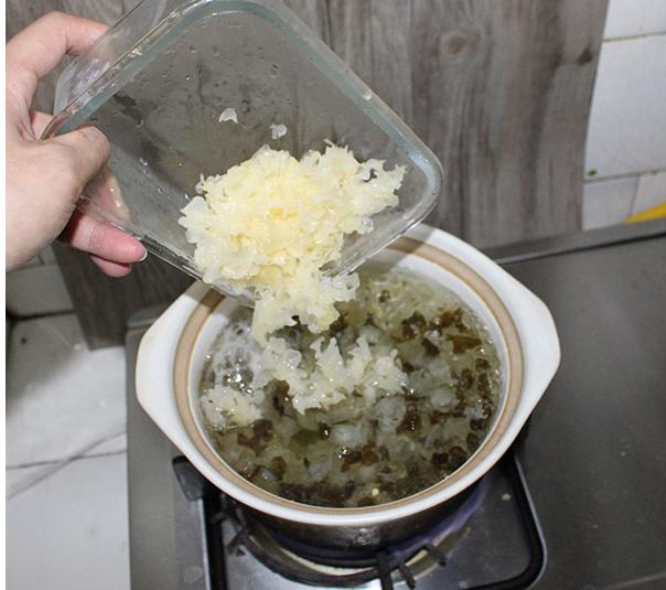 这种稻田里的“黑珍珠”，营养美味，被赞为“土燕窝”，女人多吃