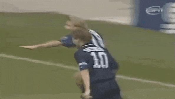 足球十大庆祝动作,足球庆祝动作梅西和小罗