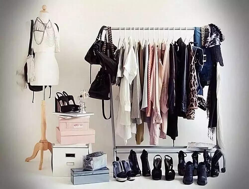 女生包里一定要装什么,女人包里应装些什么