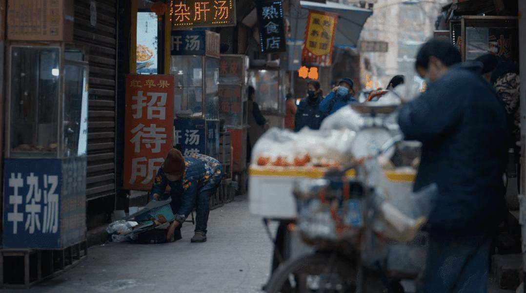 向对面出租屋射了一箭：80后妈妈王莹在城中村的实验艺术