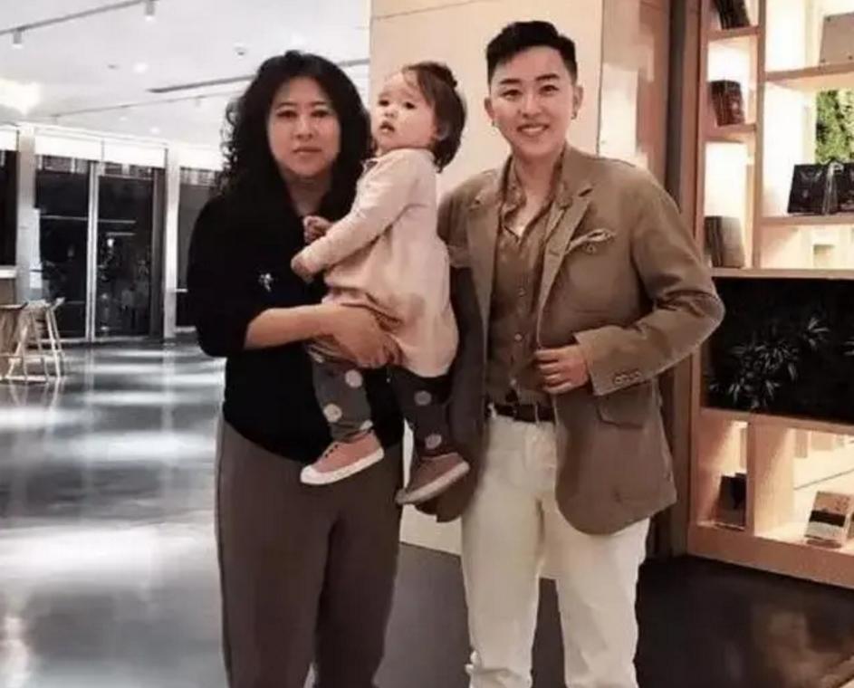 不走寻常路女子翻护栏,不走寻常路西安女子