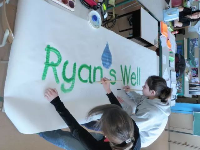 用零花钱给非洲挖了1000多口井，只因孩子的眼泪是那里最干净的水