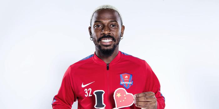 终于来了！恒大27岁锋霸穿19号球衣亮相，4年前撕碎恒大防线