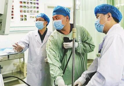 鱼刺卡喉咙女子后续,喉咙内窥镜检查取鱼刺