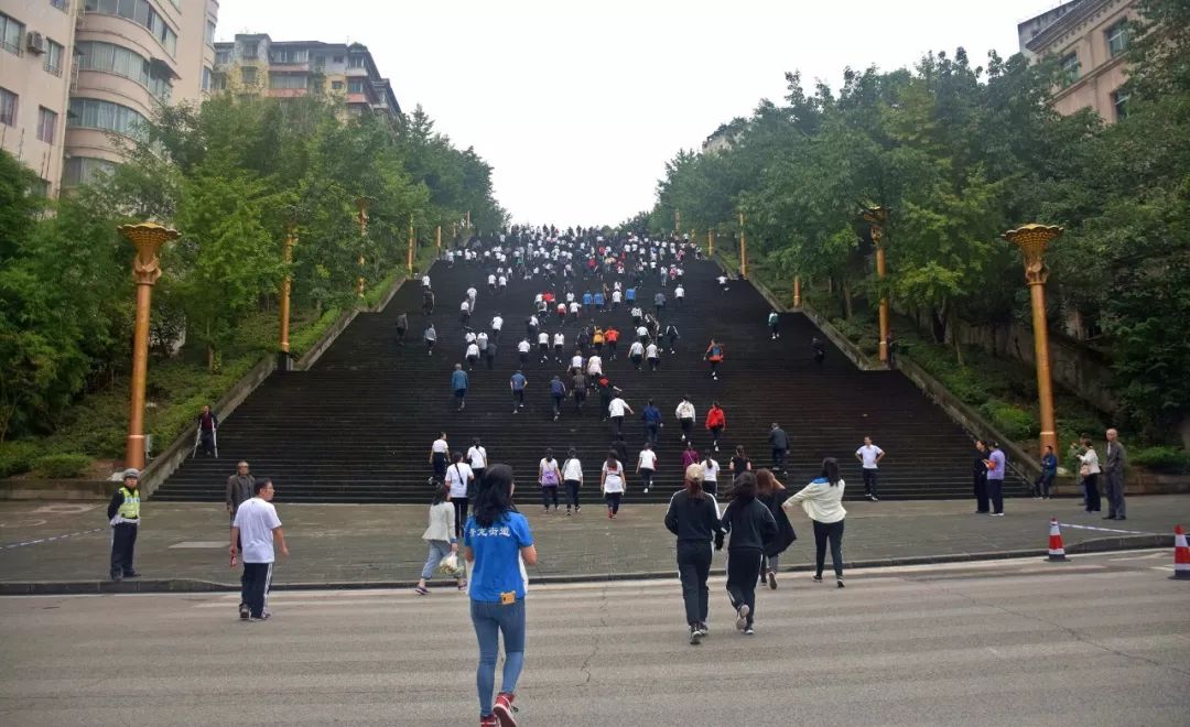 勇攀高峰的运动员,攀登山峰运动员