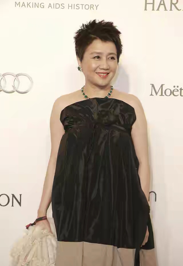 赌王四太穿衣什么牌子,赌王四太黄色连衣裙