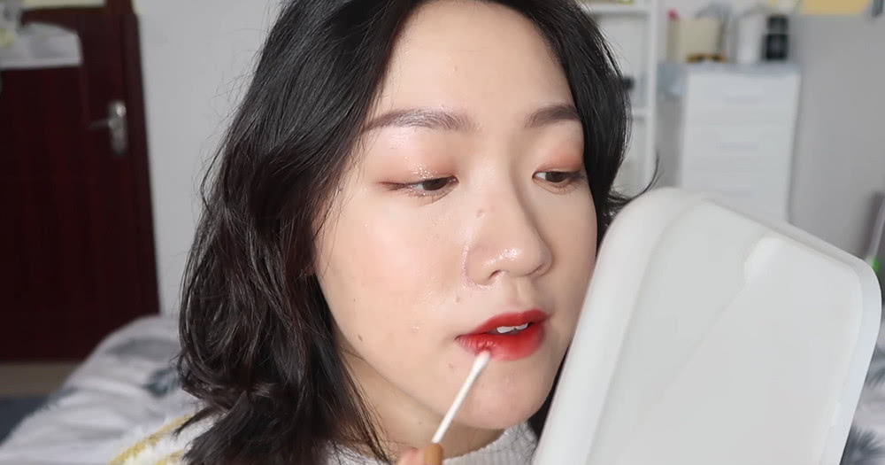 教大家一个正确涂口红的方法,新手涂口红手法