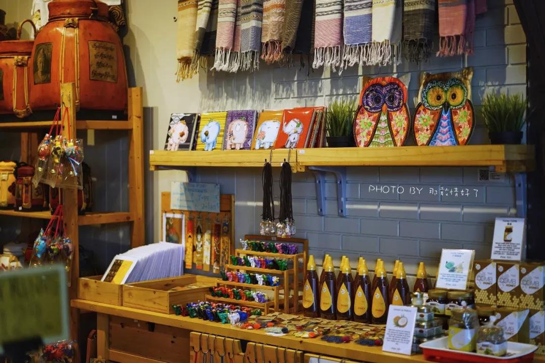 美国艺术家老夫妇定居苏梅岛十年，教游客画垃圾桶，唤醒环保意识