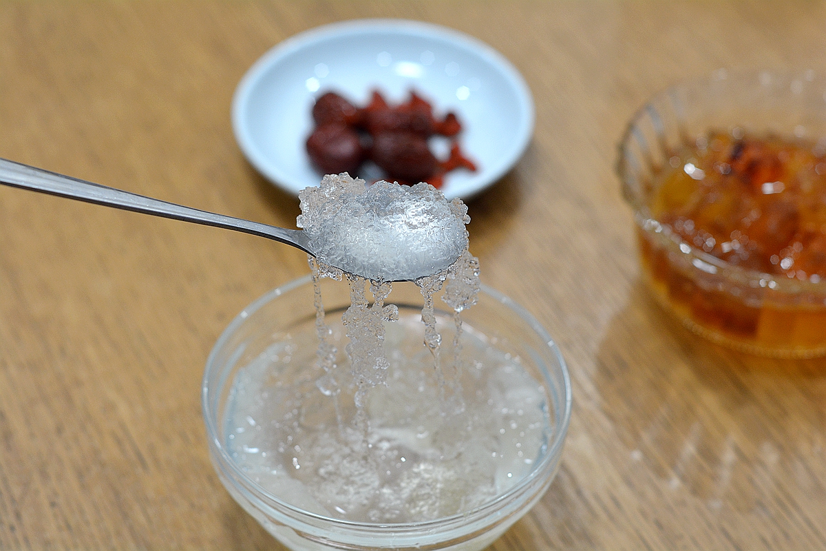 女士喝的桃胶,熬制桃胶羹