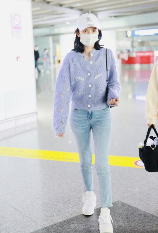 宋祖儿粉色针织配粉色缎面工装裤,宋祖儿披肩花边