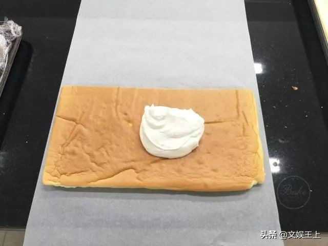 不用出门自己在家做蛋糕,不能出门就自己做了一个蛋糕