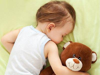 孩子总是趴着睡，到底应不应该反过来，90%的家长的做错了