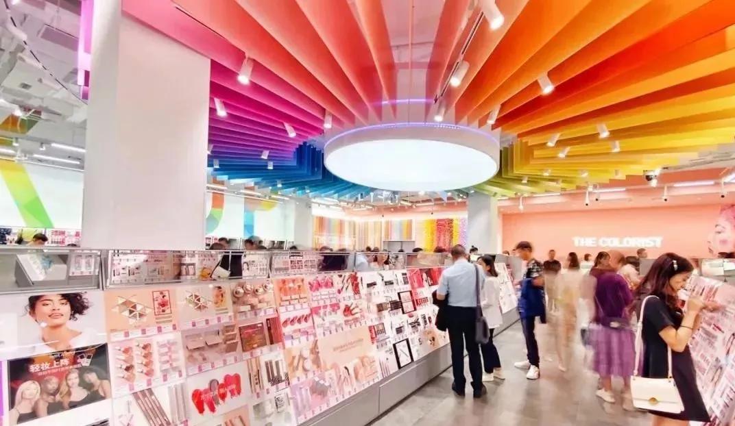 店播+快时尚+网红场景=业绩20万/店/天“调色师”这么玩不火才怪