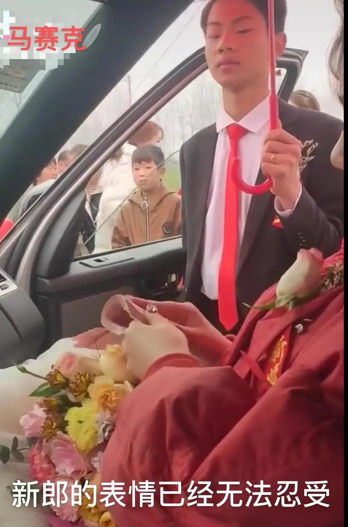 安徽一婚礼现场新郎新娘相视落泪,迎亲新娘数钱