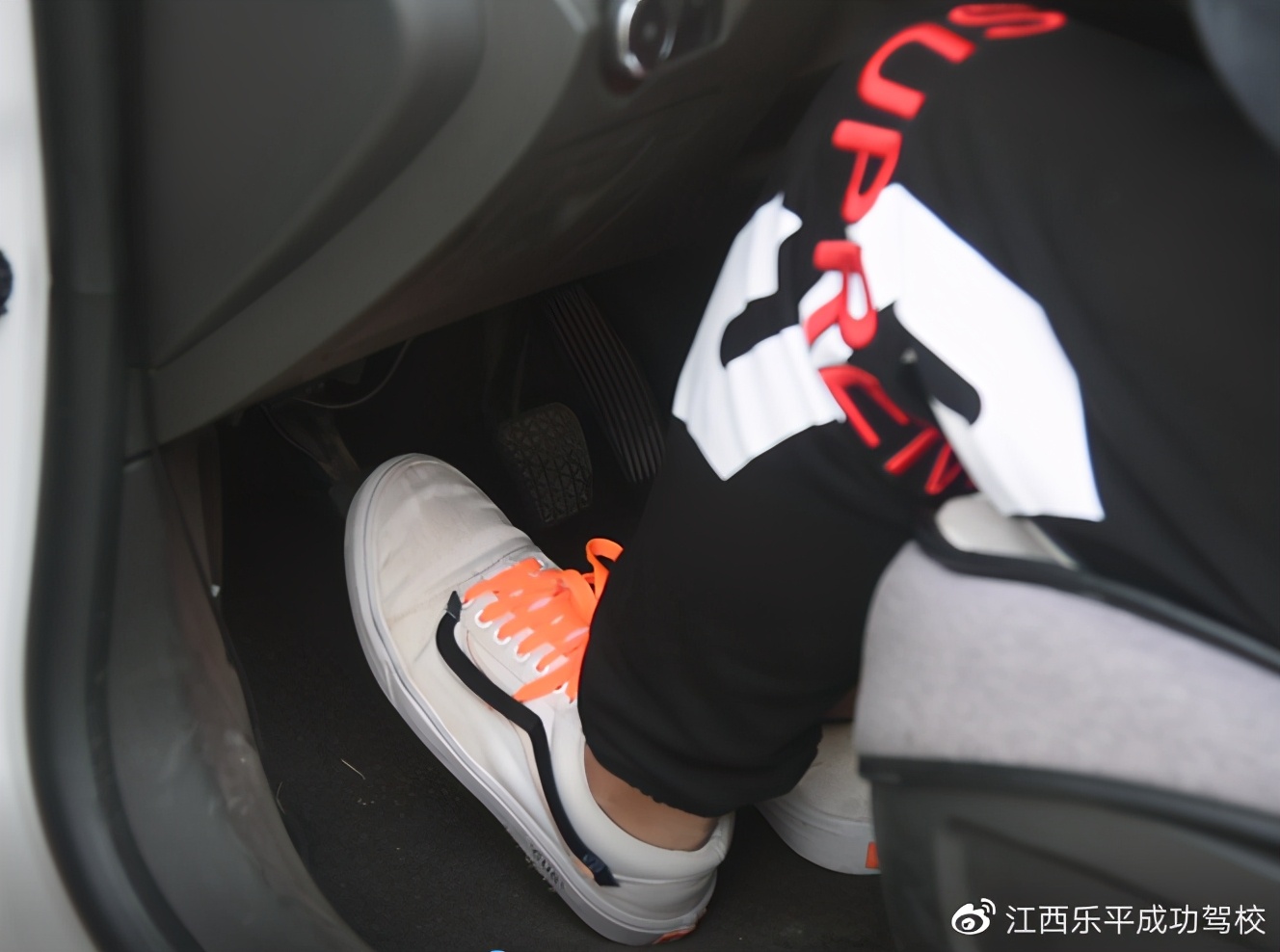 科二上车腿抖严重怎么办,科三直线行驶紧张手抖怎么办