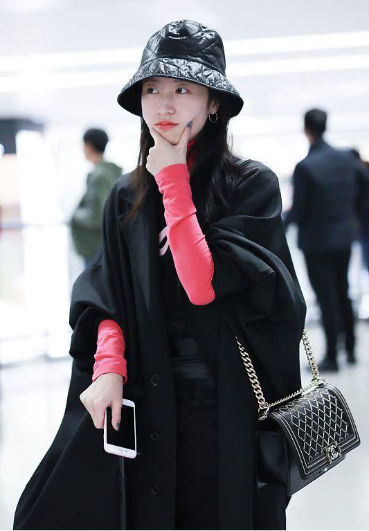 周雨彤最新穿衣搭配,周雨彤减龄穿衣搭配