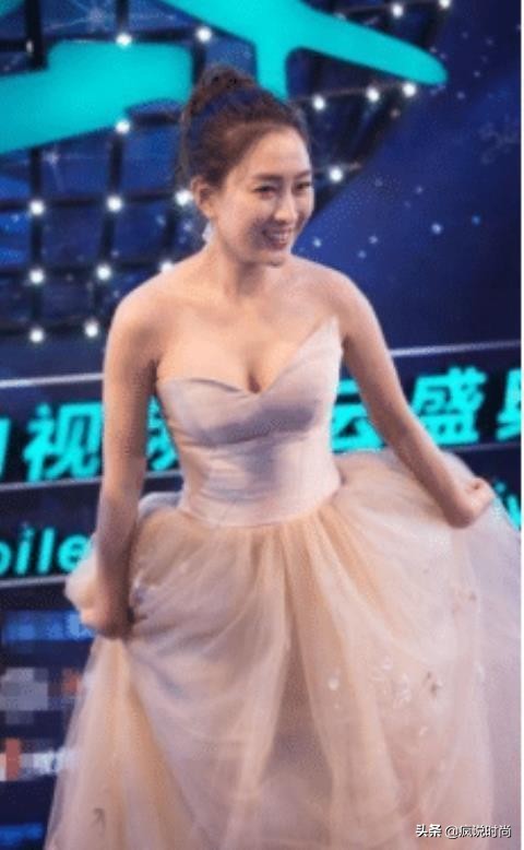 马苏才是“水蜜桃身材”，抹胸礼服“撑”好满，凹凸感太强