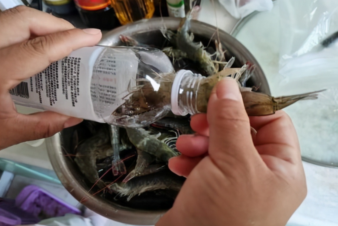 如何挑选活大虾的正确方法,买大虾怎么挑选直的好还是弯的好