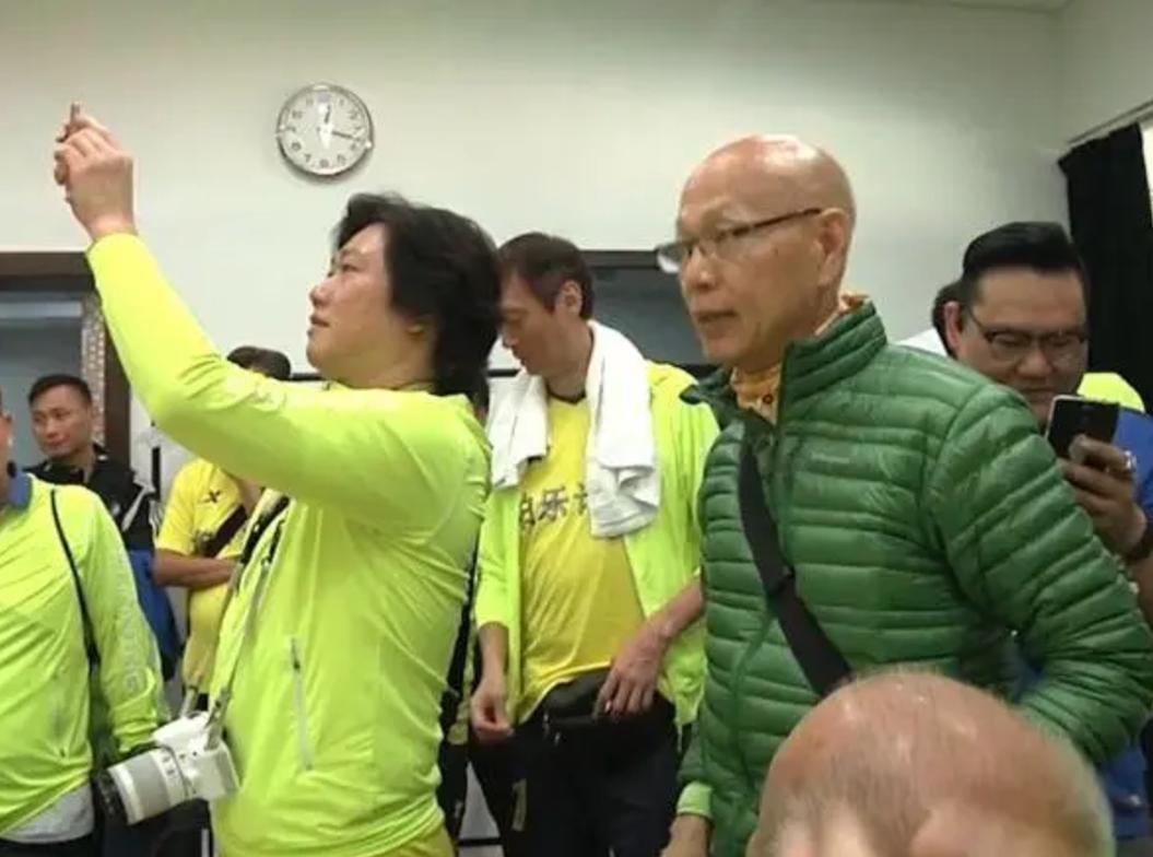 70岁谭咏麟深圳踢球,谭咏麟年轻时踢球视频