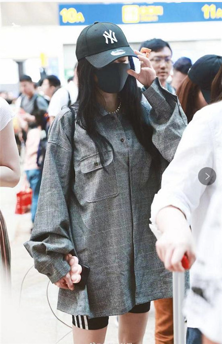 杨幂街拍香奈儿金色包包,杨幂街拍女王