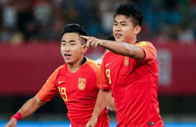 包机包酒店包厨师，女排更衣室吃饭团充饥，中国男足该争口气了