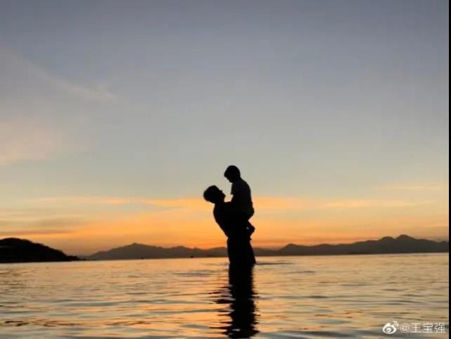 王宝强开豪车接送儿子，王子豪身高已到爸爸胸口，自强独立受好评