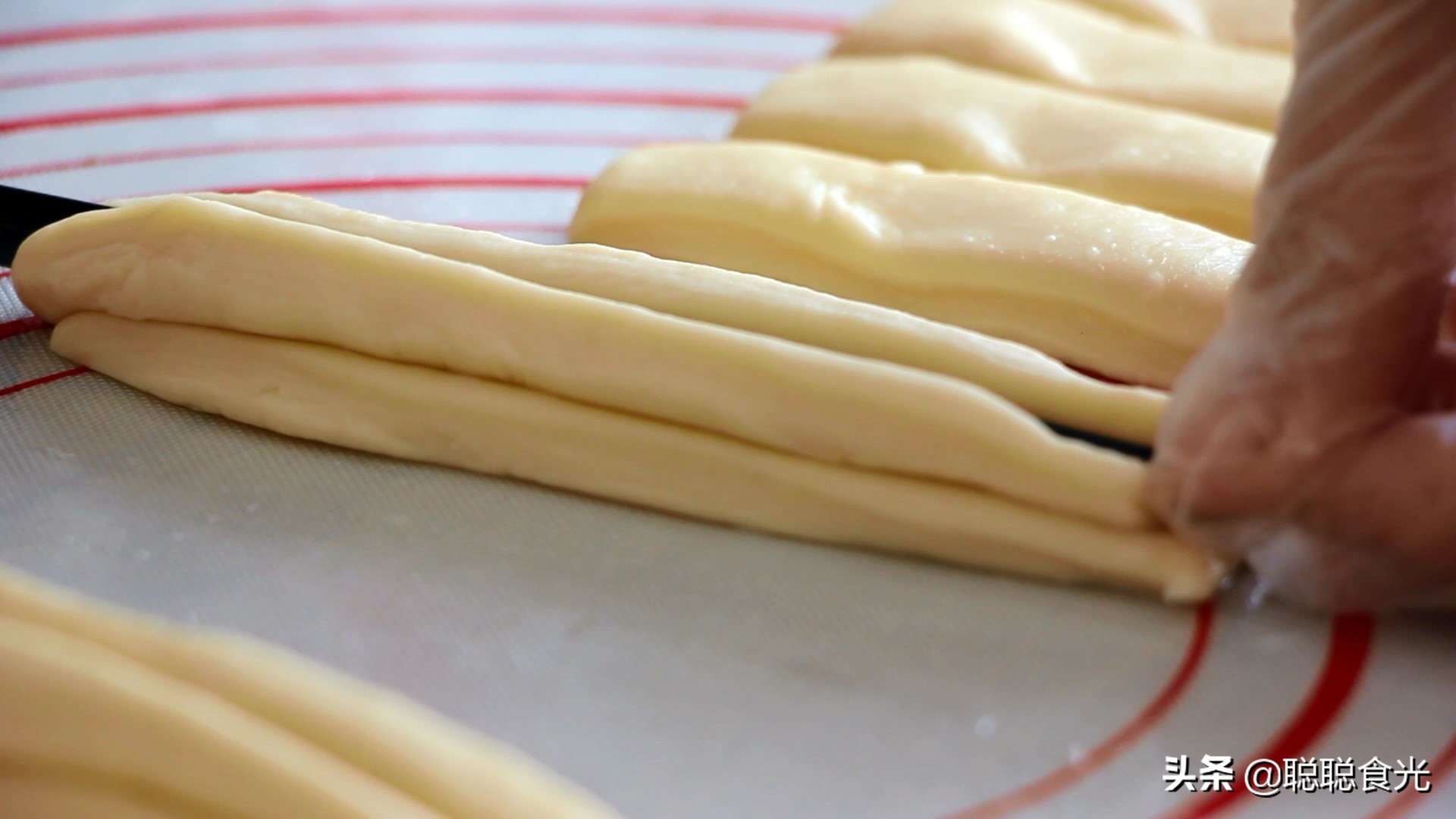 油条自发粉炸油条蓬松的全过程,炸油条用酵母好还是油条膨松剂好