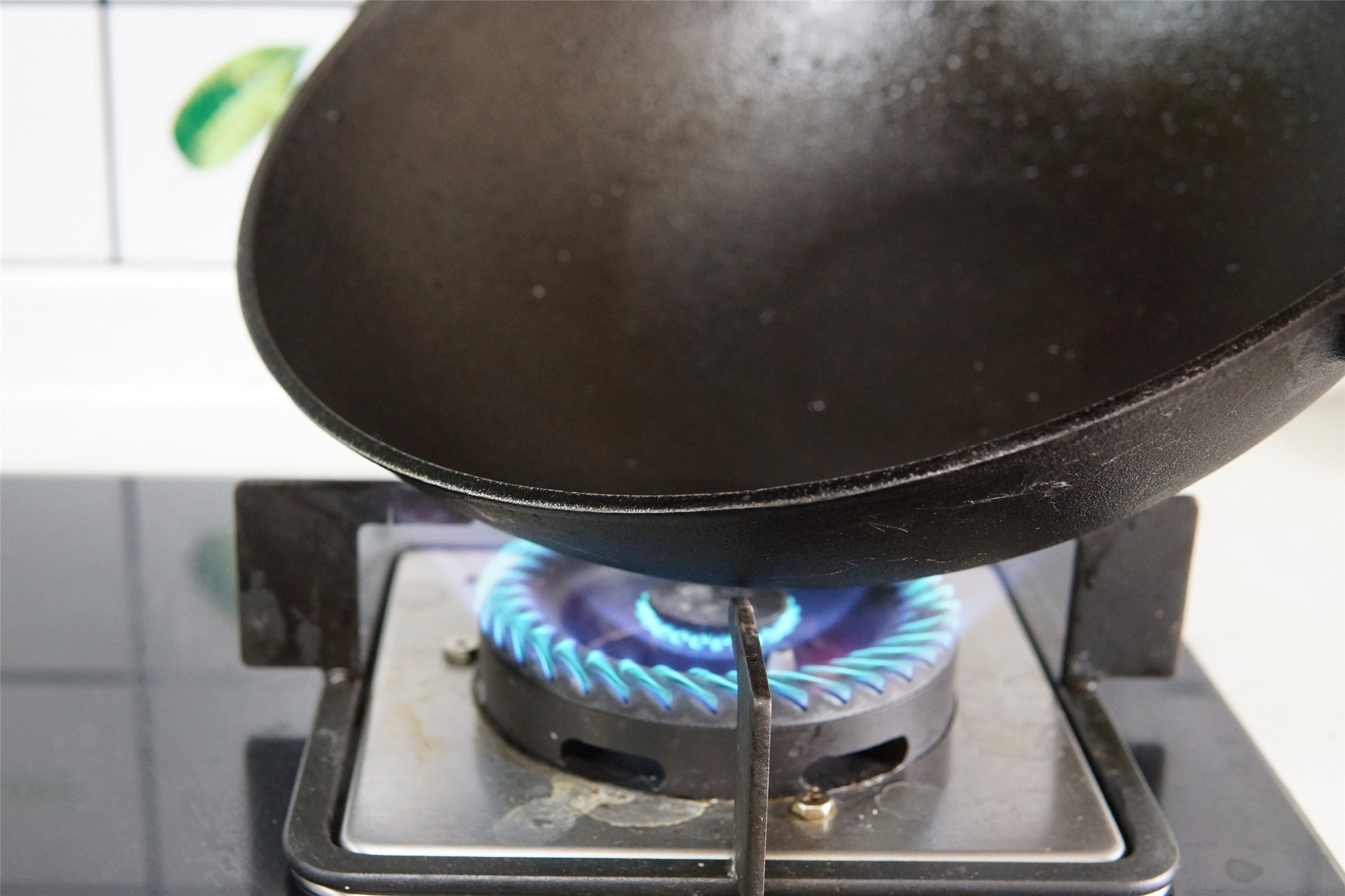 新铁锅如何开锅才不生锈不粘锅,新铁锅怎么开锅不沾油烟