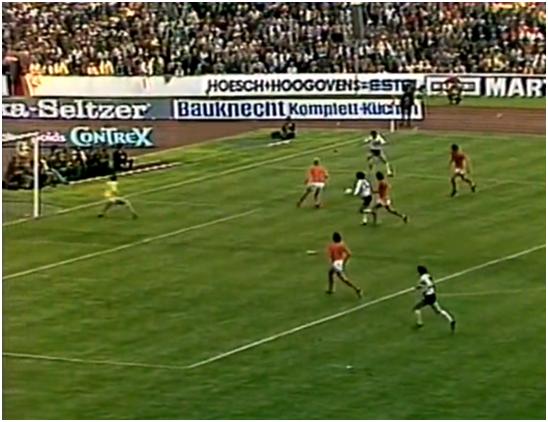 荷兰全攻全守打法是什么阵型,意大利的防守反击荷兰的全攻全守