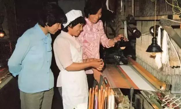 从一个袖套到“百强企业”，这位女企业家凭什么值得员工追随？