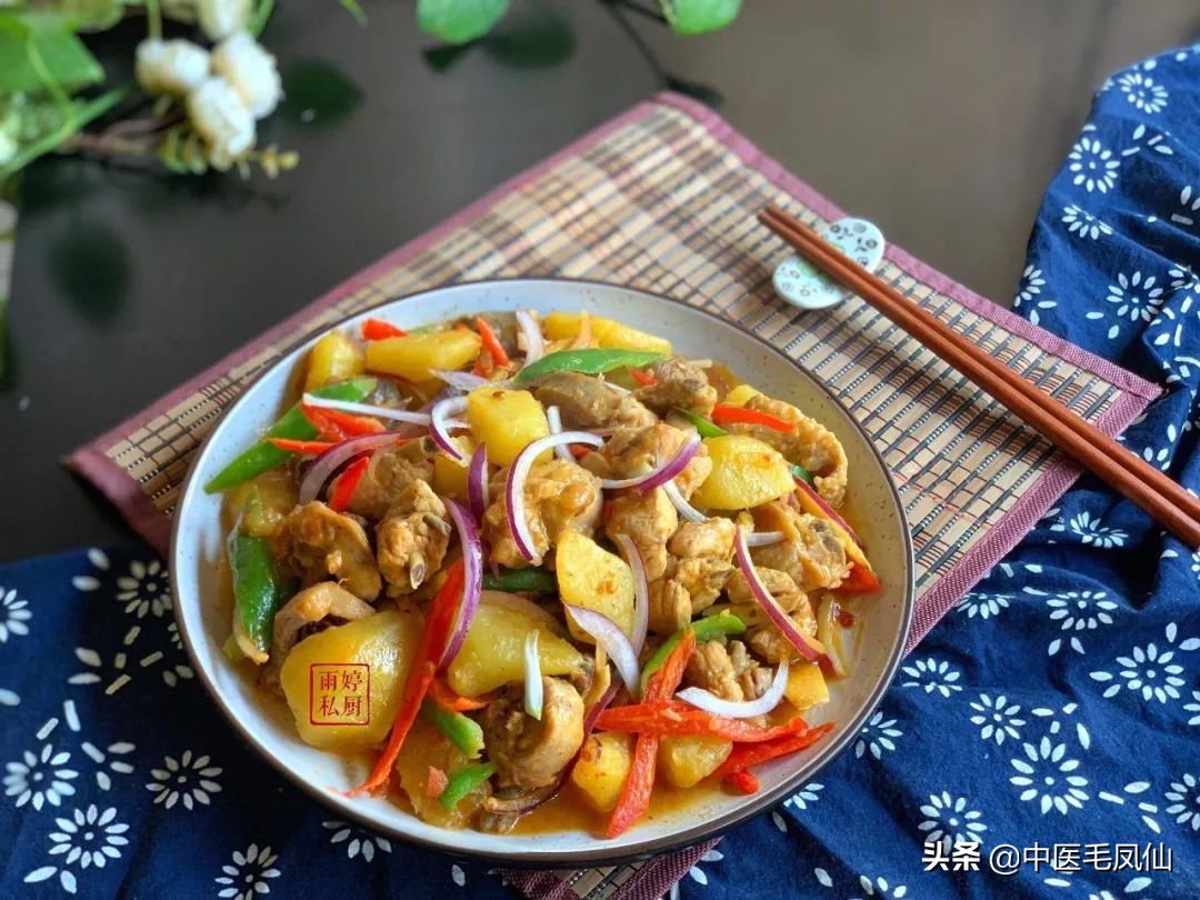 嘴唇干裂脱皮是唇炎还是脾虚,小孩经常喝水嘴唇还是干裂为什么