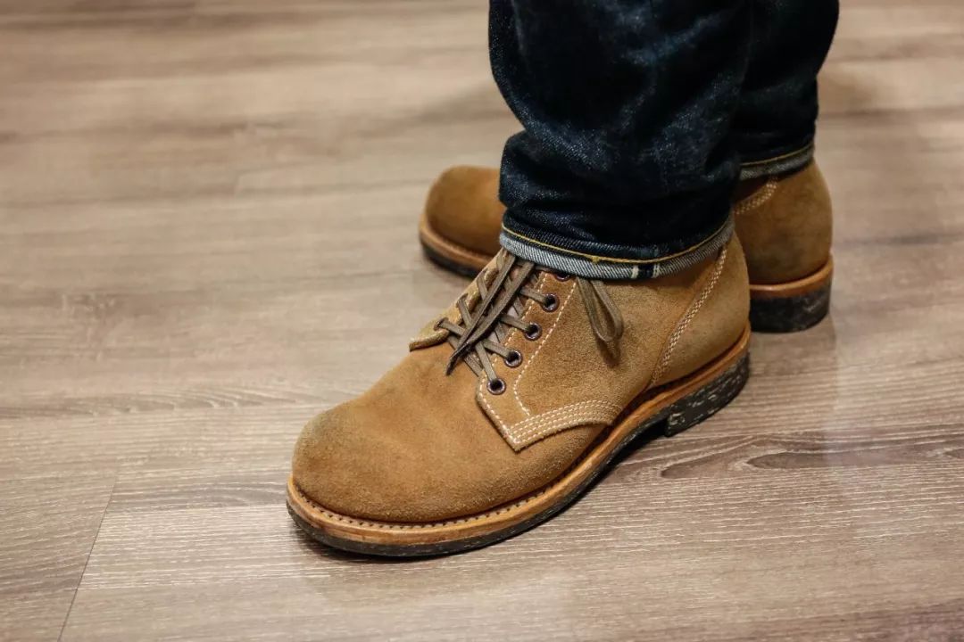 冬天又暖和又软适合穿的靴子,冬天最适合穿的靴子是什么颜色
