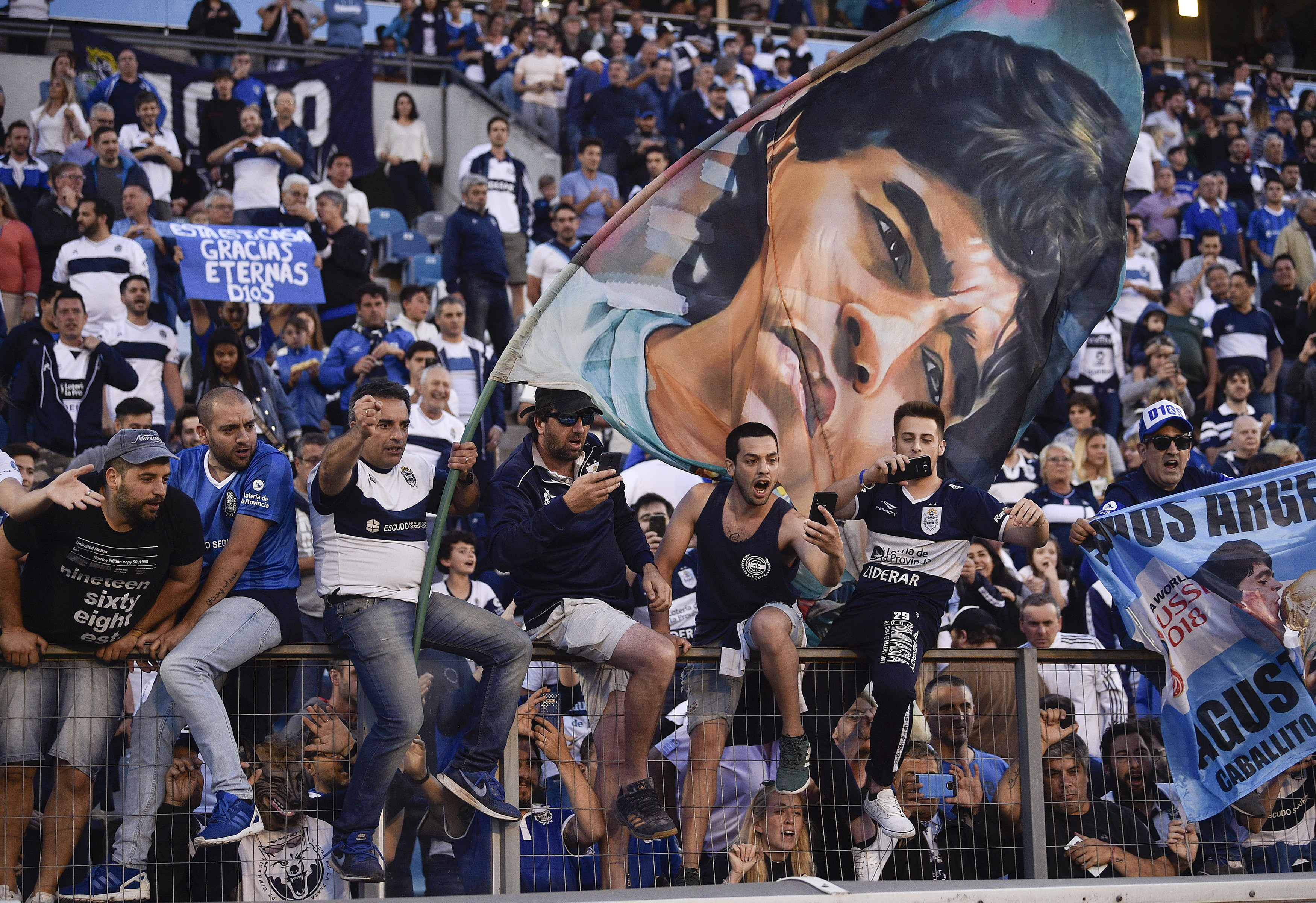 马拉多纳吸毒期间也能赢球,马拉多纳早逝是不是跟吸毒有关