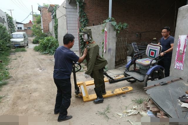 农民拉车机器人,58岁农民造机器人视频